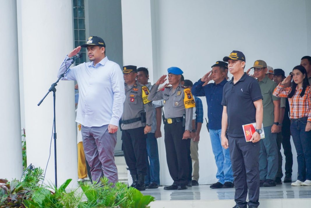 Wali Kota Medan Bobby Nasution saat menjadi Pembina Apel Penertiban APK yang berlangsung di Halaman Depan Balai Kota Medan, Jalan Kapten Maulana Lubis, Minggu (5/11/2023). (Dok/Kominfo Medan)