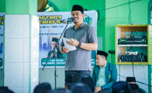 Wali Kota Medan Bobby Nasution di acara Dzikir dan doa jelang hari Ulang tahun Ikatan Pelajar Al Washliyah ke-70 yang digelar di aula Qismualali perguruan Al Washliyah, jalan Ismailiyah, Sabtu (11/11/2023). (Dok/Kominfo Medan)