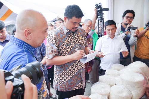 Wali Kota Medan Bobby Nasution membuka langsung pelaksanaan pasar murah yang digelar di Lapangan Baronet, Jalan Starban, Kelurahan Polonia, Kecamatan Medan Polonia, Kamis (9/11/2023). (Dok/Kominfo Medan)