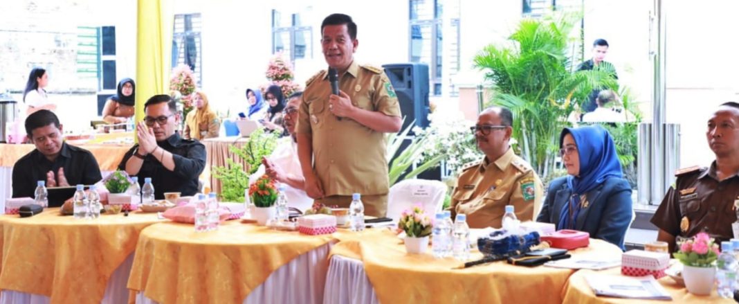 Bupati Simalungun Radiapoh Hasiholan Sinaga menyampaikan kata sambutan pada rapat koordinasi, di Jalan Asahan, Kabupaten Simalungun, Senin (6/11/2023). (Dok/Kominfo Simalungun)