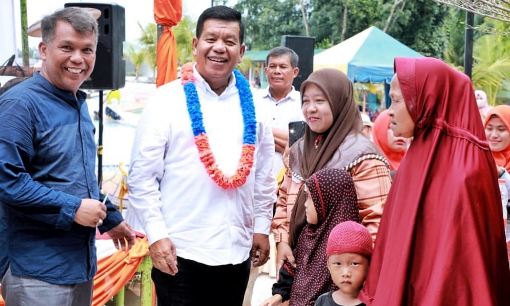 Bupati Simalungun Radiapoh Hasiholan Sinaga (tengah) memberikan tali asih kepada 300 anak yatim di Karangsari, Kecamatan Gunungmaligas, Jumat (3/11/2023). (Dok/Kominfo Karo)