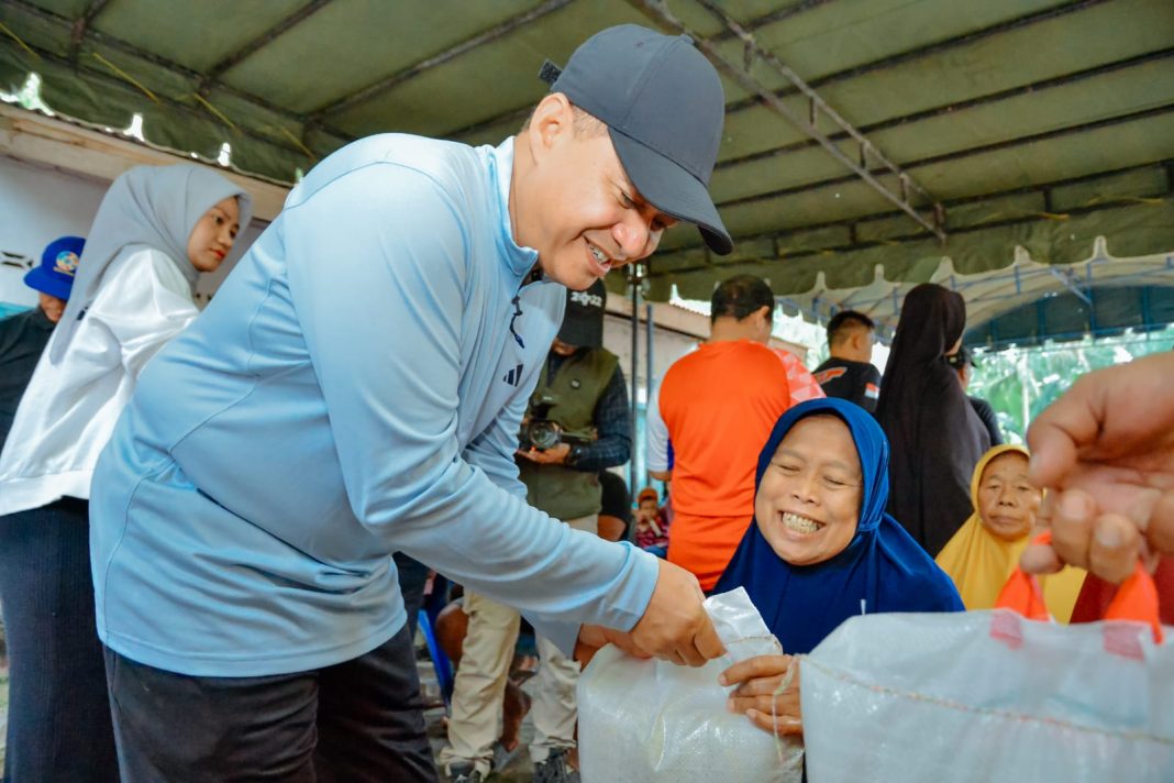 Bupati Batubara Ir H Zahir MAP menyapa warga yang tengah melaksanakan bulan bakti gotong royong di Desa Mekar Muliyo, Kecamatan Sei Balai, untuk mendengarkan aspirasi serta memastikan program kerja pemerintah berjalan dengan lancar, Jumat (3/11/2023). (Dok/Kominfo Batubara)