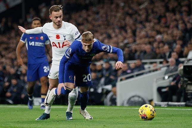 Adu fisik James Maddison dan Cole Palmer di laga Tottenham vs Chelsea, Premier League 2023/2024, Selasa (7/11/2023) dini hari WIB.