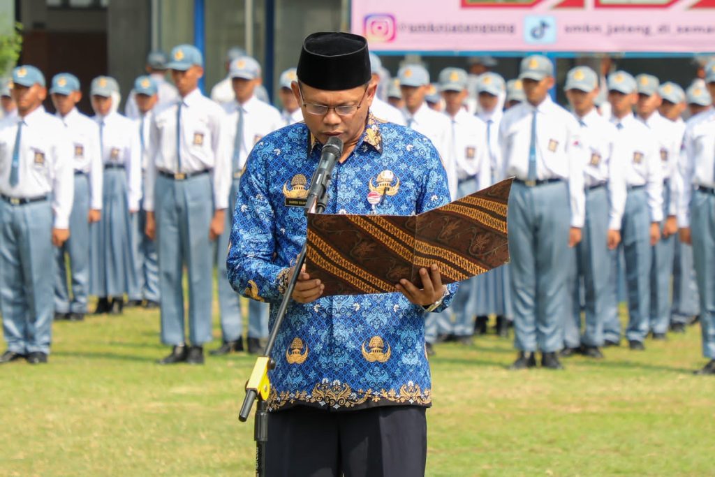 SMK Negeri Jawa Tengah Kampus Semarang mendeklarasikan sebagai sekolah ramah anak di lapangan sekolah, Jalan Brotojoyo, Jumat (10/11/2023). (Dok/Kominfo Jawa Tengah)