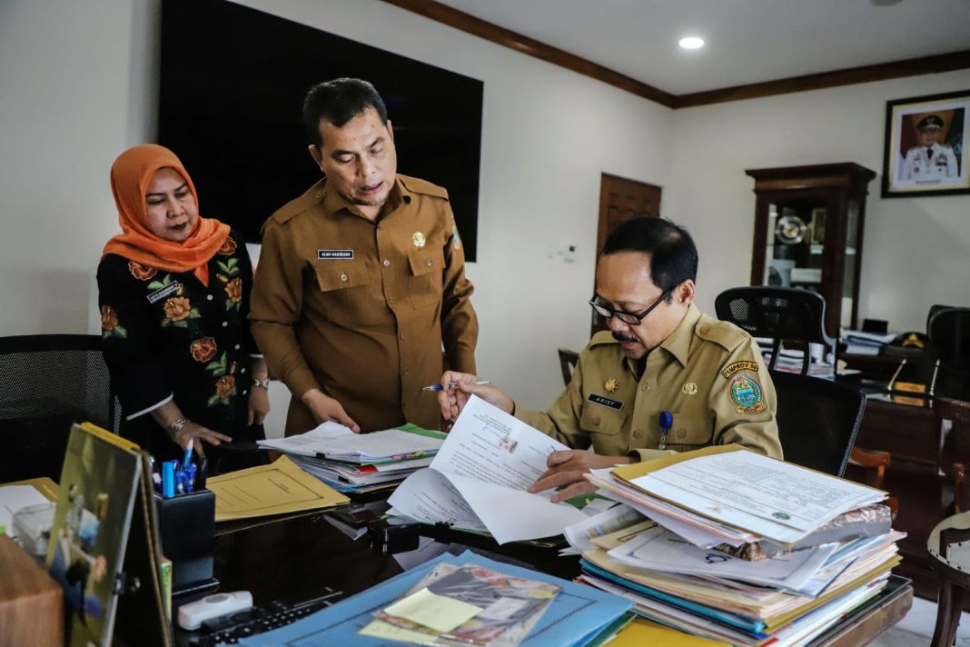 Sekda Provinsi Sumut Arief S Trinugroho menerima Kepala Dinas Kesehatan Sumut dr Alwi Mujahit Hasibuan MKes, di ruang kerjanya, Kantor Gubernur Sumut, Jalan Pangeran Diponegoro, Nomor 30 Medan, Selasa (14/11/2023). (Dok/Kominfo Sumut)