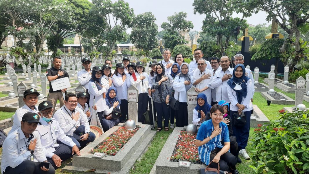 Direktur Utama RSUP H Adam Malik dr Zainal Safri MKed (PD) SpPD-KKV SpJP (K) bersama jajaran direksi, serta para pejabat melakukan kegiatan tabur bunga dan ziarah ke makam Pahlawan Nasional Haji Adam Malik Batubara di TMP Kalibata, Jakarta, Kamis (2/11/2023). (Dok/Humas RS Adam Malik)