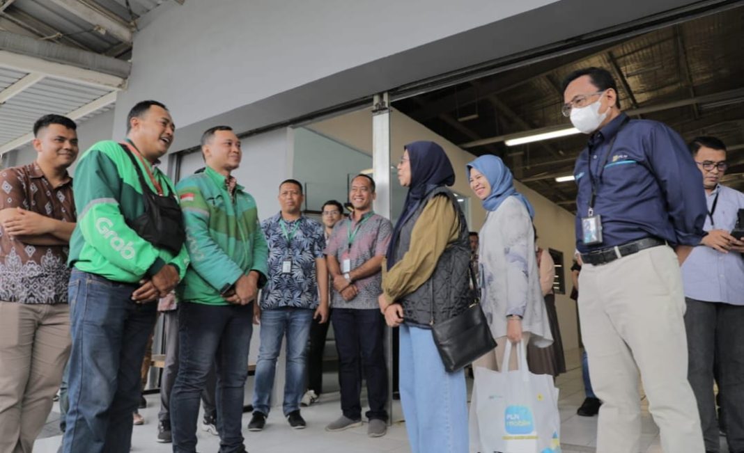 Direktur Niaga PT PLN (Persero), Edi Srimulyanti bersama GM PLN UID Sumut Awaluddin Hafid saat berdialog dengan pengemudi grab di kantor Grab Rental Medan yang beralamat di Jalan Gatot Subroto, Nomor 22 Medan, Kamis (9/11/2023). (Dok/PLN)