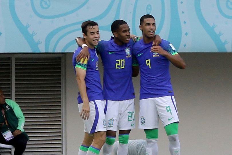 Timnas Brasil U-17 merayakan gol ke gawang Ekuador di babak 16 besar Piala Dunia U-17/2023, Senin (20/11/2023).