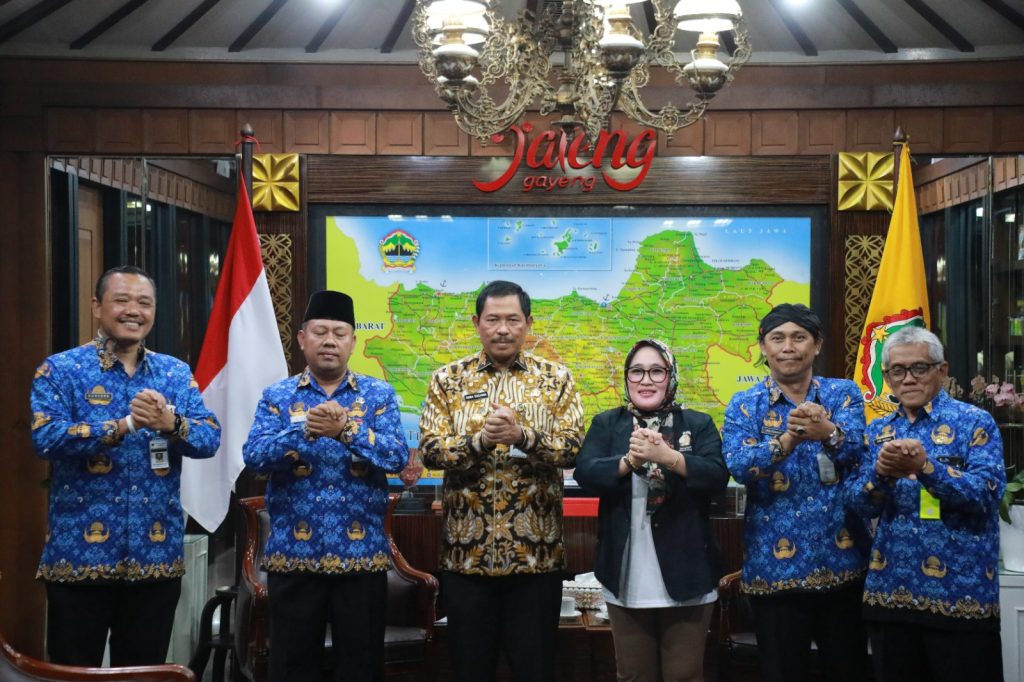 Pj Gubernur Jawa Tengah Nana Sudjana foto bersama dengan lainnya usai menerima laporan dinas dari Kepala Disdikbud Jawa Tengah di kantornya, Jumat (17/11/2023). (Dok/Kominfo Jawa Tengah)