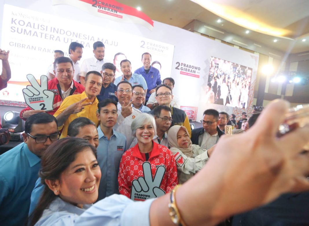 Ketua DPD Golkar Sumut Musa Rajekshah dan lainnya foto bersama dengan Cawapres Gibran Rakabuming saat menghadiri konsolidasi KIM Sumut di MICC, Sabtu (18/11/2023). (Dok/Golkar Sumut)