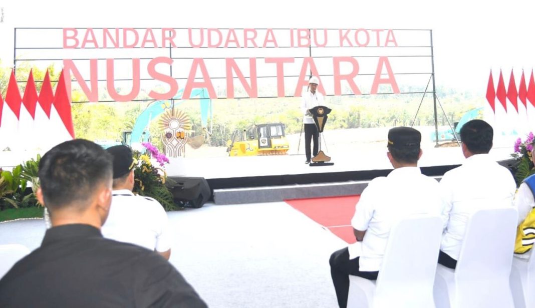 Presiden Jokowi melakukan peletakan batu pertama atau ground breaking Bandar Udara IKN di Kabupaten Penajam Paser Utara, Provinsi Kalimantan Timur, Rabu (1/11/2023).