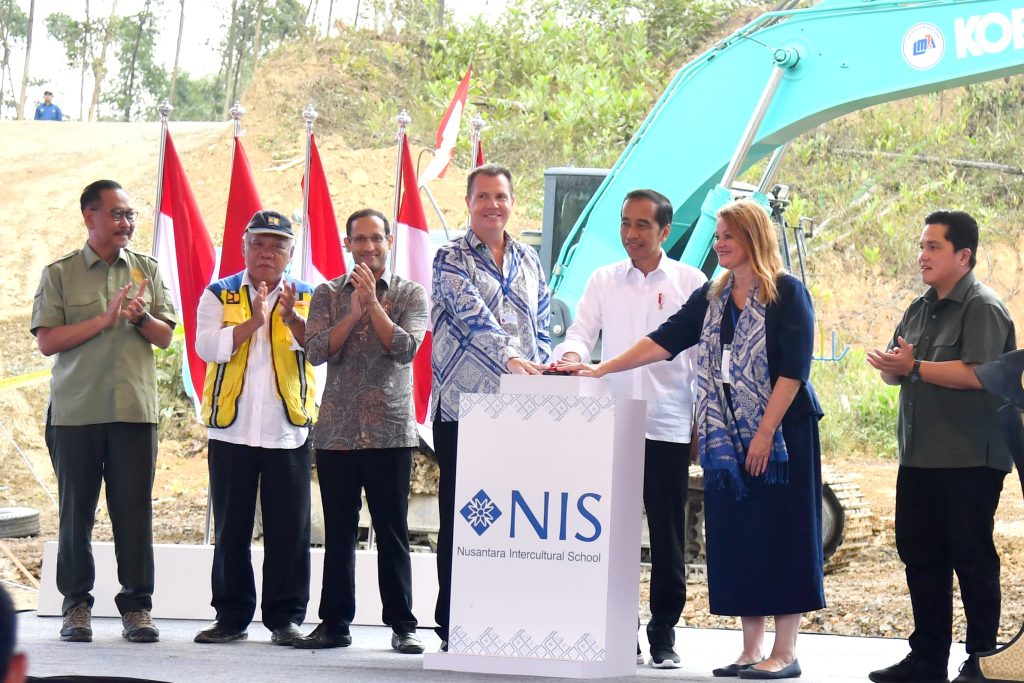 Presiden dalam sambutannya pada acara groundbreaking Nusantara Intercultural School (NIS) di Kabupaten Penajam Paser Utara, Provinsi Kalimantan Timur pada Rabu (1/11/2023). (Dok/BPMI Setpres)