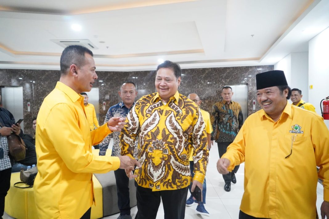 Ketua DPD Golkar Sumut, Musa Rajekshah bersalaman dengan Ketua Umum Partai Golkar Airlangga Hartarto di Kantor DPP Partai Golkar, Selasa (21/11/2023). (Dok/DPD Golkar Sumut)