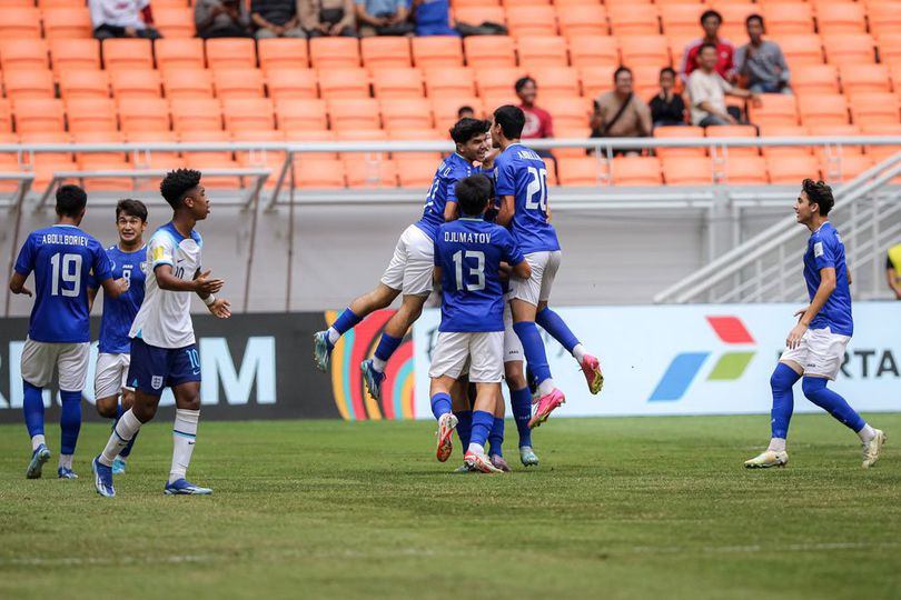 Skuad Uzbekistan U-17 merayakan gol Amirbek Saidov ke gawang Timnas Inggris U-17 di babak 16 besar Piala Dunia U-17 2023 di Jakarta International Stadium, Rabu (22/11/2023) sore WIB.