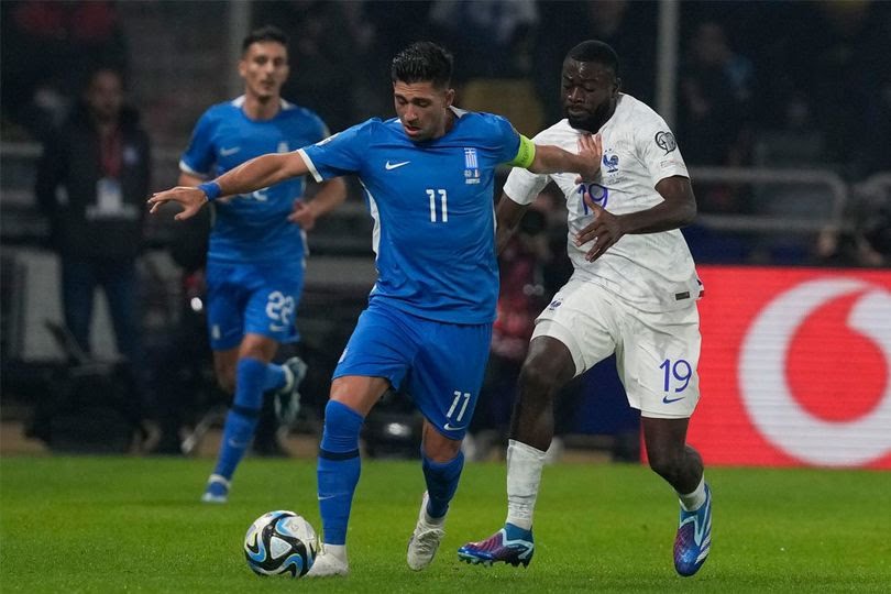 Gelandang Yunani, Anastasios Bakasetas dikawal ketat oleh gelandang Prancis, Youssouf Fofana pada matchday 10 Grup B Kualifikasi EURO 2024, Rabu (22/11/2023) dini hari WIB.