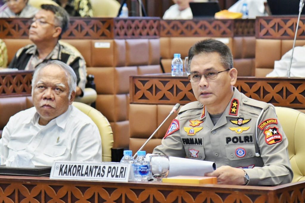 Kakorlantas Polri Irjen Pol Firman Shantyabudi menghadiri RDP sekaligus Raker dengan Komisi V DPR RI di Gedung Kura-kura, Kompleks Parlemen Senayan, Jakarta, Selasa (21/11/2023). (Dok/Humas Polri)