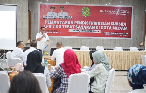 Sambutan tertulis Wali Kota Medan yang dibacakan Staf Ahli Wali Kota Staf Ahli Wali Kota Medan Bidang Ekonomi, Keuangan, dan Pembangunan, Emilia Lubis saat membuka Pemantapan Pendistribusian Subsidi LPG 3 Kg Tepat Sasaran di Kota Medan, di Ruang Bright Gas Kantor Pertamina MOR I Sumbagut, Rabu (22/11/2023). (Dok/Kominfo Medan)