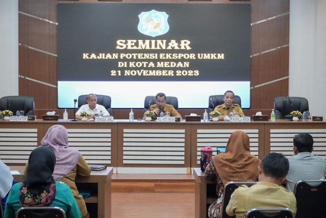 Wali Kota Medan Bobby Nasution melalui sambutan tertulis yang dibacakan Kepala BRIDA Kota Medan Mansursyah saat membuka Seminar Kajian Potensi Ekspor UMKM di Kota Medan, di Ruang Rapat III Kantor Wali Kota, Selasa (21/11/2023). (Dok/Kominfo Medan)