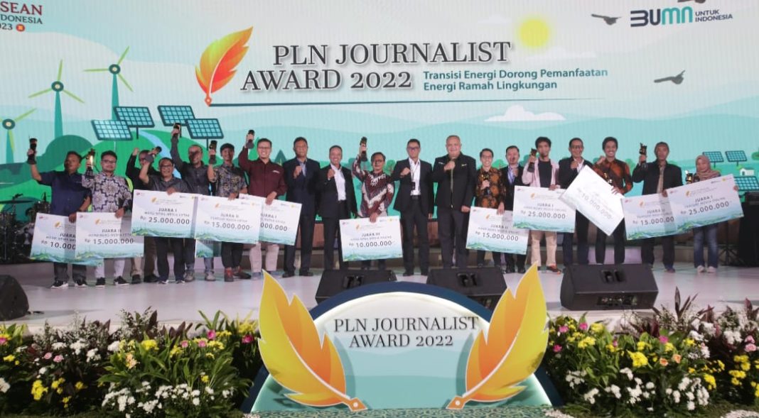 Penyerahan penghargaan kepada pemenang PLN Journalist Award 2022. Ajang tahunan ini menjadi wadah bagi PLN untuk mengapresiasi karya-karya jurnalistik para insan pers di seluruh tanah air, baik di tingkat lokal maupun nasional.