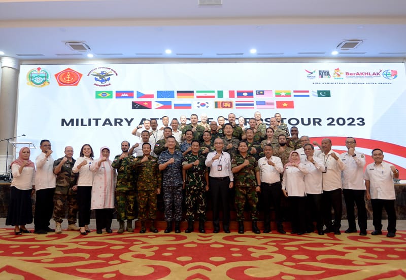 Staf Ahli Gubernur Sumut Bidang Hukum, Politik dan Pemerintahan M Armand Effendy Pohan foto bersama saat menerima kunjungan Atase Pertahanan Negara-negara Sahabat, pada acara Military Attache Corps Tour di Aula Raja Inal Siregar, Kantor Gubernur Sumut, Jalan Diponegoro, Nomor 30, Medan, Rabu (22/11/2023). (Dok/Kominfo Sumut)