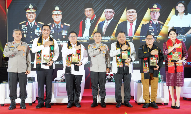 Ketua Bawaslu Rahmat Bagja foto bersama dengan lainnya usai menjadi narasumber pada Seminar Sekolah Staf dan Pimpinan Pertama Polri, di Lembang, Bandung, Jawa Barat, Rabu (22/11/2023). (Dok/Humas Polri)