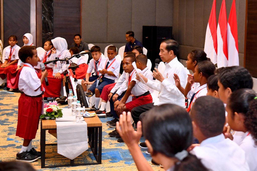 Presiden Jokowi bertemu dengan sejumlah pelajar SD dan SMP di Ballroom Padaido Swiss-Belhotel, Kabupaten Biak Numfor, Provinsi Papua, Rabu (22/11/2023). (Dok/BPMI Setpres)