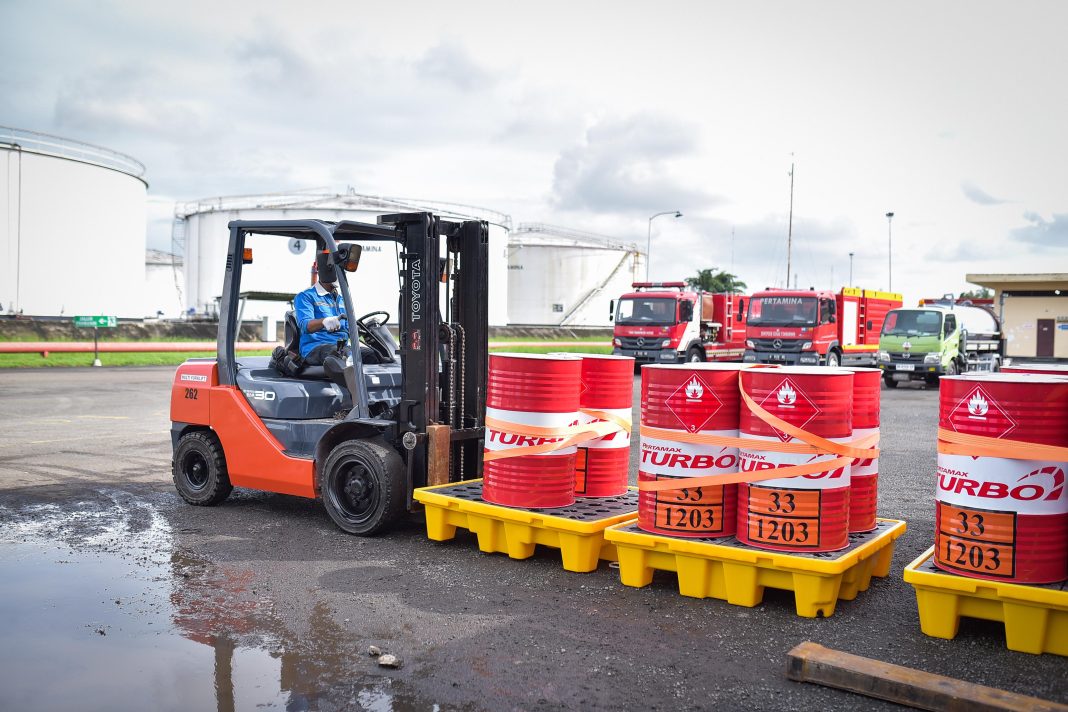 PT Pertamina siapkan pasokan BBM jenis Pertamax Turbo sebanyak 21.000 liter dan 8.000 liter Avgas 100LL. BBM jenis Pertamax Turbo tersebut dikirim dari Fuel Terminal Medan Group menuju ke lokasi Aquabike Jetski World Championship 2023 di Kabupaten Karo, Dairi dan Samosir, Selasa (21/11/2023). (Dok/Humas Pertamina)