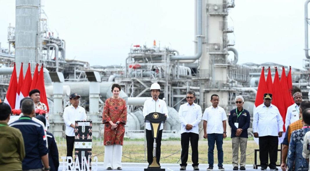 Presiden Jokowi meresmikan PSN Tangguh Train 3, di Kabupaten Teluk Bintuni, Provinsi Papua Barat, Jumat (24/11/2023).