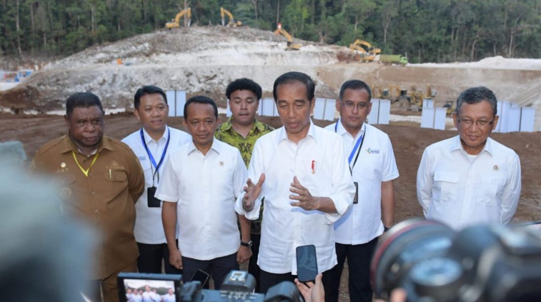 Presiden Jokowi memberikan keterangan saat melakukan ground breaking PSN Kawasan Industri Pupuk Fakfak, Provinsi Papua Barat.