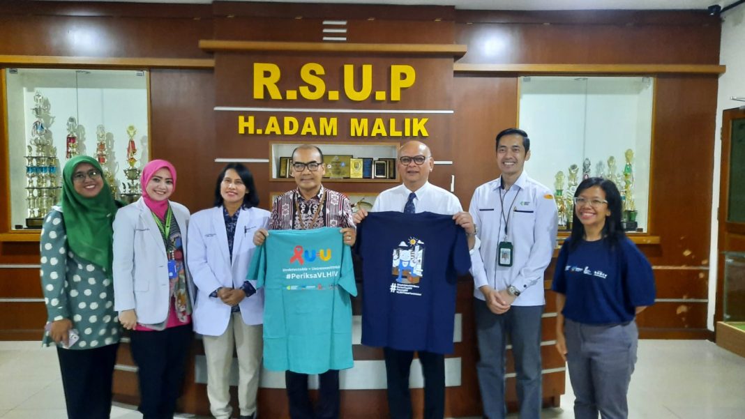 Direktur Utama RSUP H Adam Malik dr Zainal Safri MKed (PD) SpPD-KKV SpJP (K) foto bersama dengan Direktur Medik dan Keperawatan RSUP H Adam Malik dr Otman Siregar SpOT (K) Spine, Kepala Instalasi Rawat Jalan RSUP H Adam Malik dr David Luther MKed (OG) SpOG (K), dan lainnya, Kamis (23/11/2023). (Dok/Humas RSUP H Adam Malik)