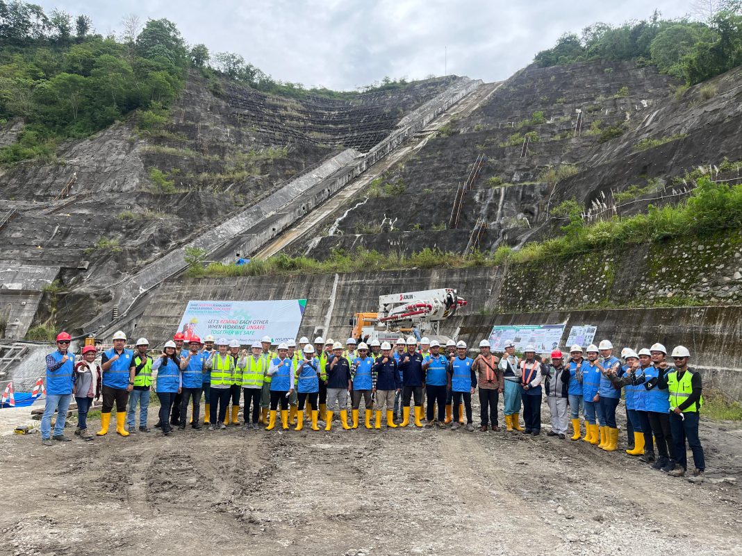 Tim Kementerian ESDM bersama Kementerian PUPR, melakukan kunjungan lapangan ke proyek PLTA Peusangan di Kabupaten Aceh Tengah, Provinsi Aceh, Kamis, 23 November 2023. (Dok/PLN)