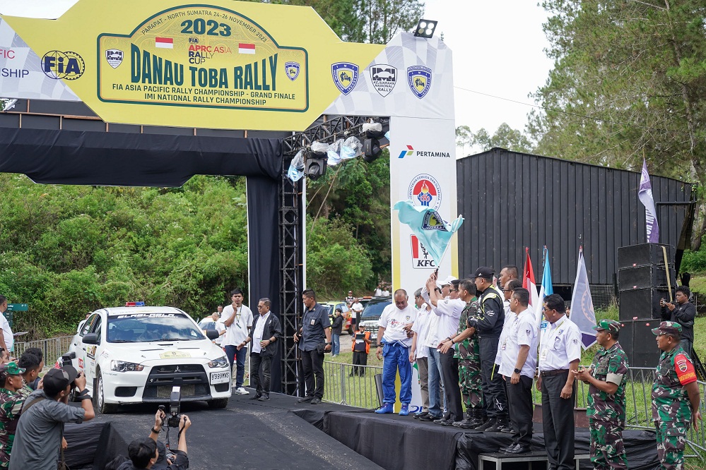 Ketua MPR RI Bambang Soesatyo secara resmi membuka Grand Final APRC Danau Toba 2023 ditandai dengan melepas pereli dari Lapangan Toba Caldera Resort Nomadic Escape Sibisa, Kecamatan Ajibata, Kabupaten Toba, Jumat (24/11/2023).