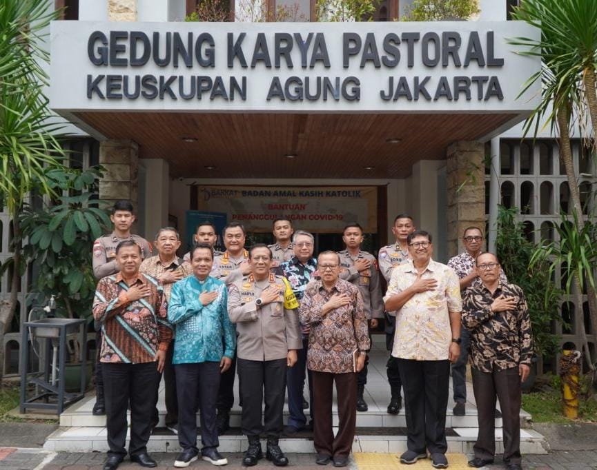 Kasatgaspus Preemtif Irjen Pol Hary Suswijanto SIK MSi dengan Kombes Pol Tatar Nugroho SIK SH selaku Kasubsatgas Binmas dan 5 anggota Subsatgas Binmas mengunjungi Gereja Katedral Keuskupan Jakarta dan diterima Uskup Mgr Ignatius Kardinal Suharyo di Gedung Karya Pastoral Lantai 2 Ruang Mikael, Gereja Katedral, Jakarta, Kamis (23/11/2023). (Dok/Humas Polri)