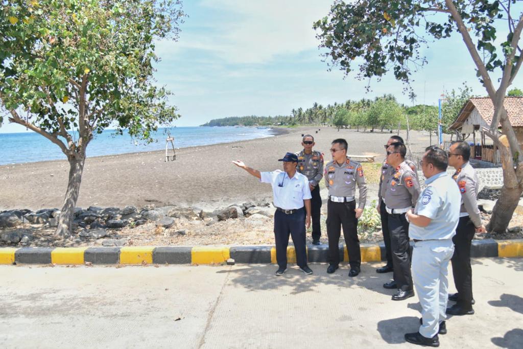 Kakorlantas Polri Irjen Pol Firman Shantyabudi didampingi Dirgakkum Korlantas Polri Brigjen Pol Aan Suhanan meninjau Pelabuhan Jangkar Kabupaten Situbondo dan Pelabuhan Ketapang, Banyuwangi, Jawa Timur dalam rangka persiapan pengamanan Operasi Lilin menjelang Libur Natal 2023 dan Tahun Baru 2024, Kamis (23/11/2023). (Dok/Humas Polri)