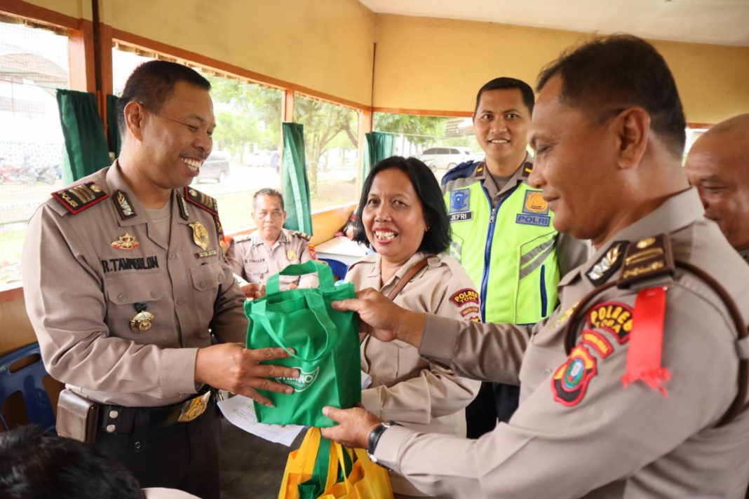 Tim Biddokes Polda Sumut bersama Sidokes Polres Toba laksanakan pengecekan kesehatan dan pembagian vitamin kepada para personel Polri yang terlibat pengamanan Aquabike Jetski World Championship Dnau Toba, Jumat (24/11/2023). (Dok/Polres Toba)