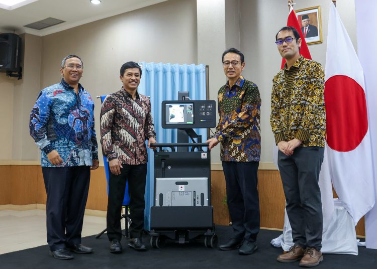 Wakil Menteri Kesehatan RI Prof Dante Saksono dalam upacara serah terima hibah mobile X-ray, Rabu (22/11/2023). (Dok/Kemenkes RI)