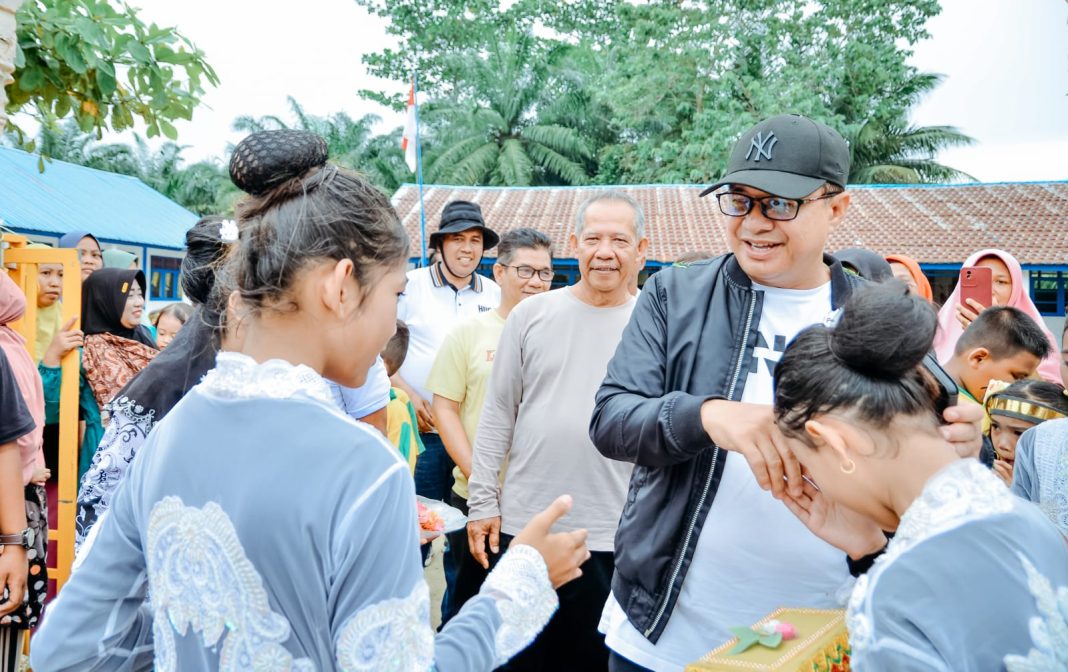 Memperingati HGN ke-78 tahun 2023, Bupati Batubara Ir H Zahir MAP mendadak datangi SD Taman Siswa Suka Ramai di Desa Sukorejo, Kecamatan Sei Balai, Sabtu (25/11/2023).