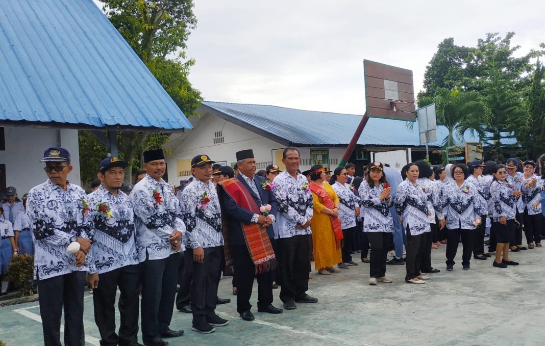 Kepala SMA Negeri 2 Pematangsiantar Edwar Simarmata foto bersama dengan guru-guru usai penyematan bunga dari siswa/i di halaman SMAN 2 Pematangsiantar, Jalan Patuan Anggi, Kota Pematangsiantar, Sabtu (25/11/2023).