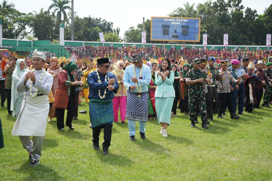 Pertunjukkan tarian multi etnis oleh para guru PAUD, TK, SD, dan SMP tersebut merupakan rangkaian acara dari peringatan Hari Guru Nasional tingkat Kota Medan yang berlangsung di Stadion Teladan Medan, Sabtu (25/11/2023). (Dok/Kominfo Medan)