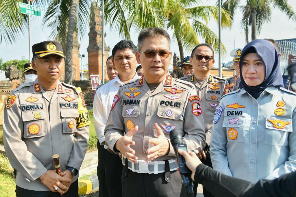 Kakorlantas Polri Irjen Pol Firman Shantyabudi didampingi Dirgakkum Korlantas Polri Brigjen Pol Aan Suhanan melanjutkan peninjauan Pelabuhan Gilimanuk Bali menggunakan Kapal Wicitra Dharma III dalam melanjutkan survei dan konsolidasi menjelang persiapan Libur Natal 2023 dan Tahun Baru 2024, Jumat (24/11/2023). (Dok/Humas Polri)