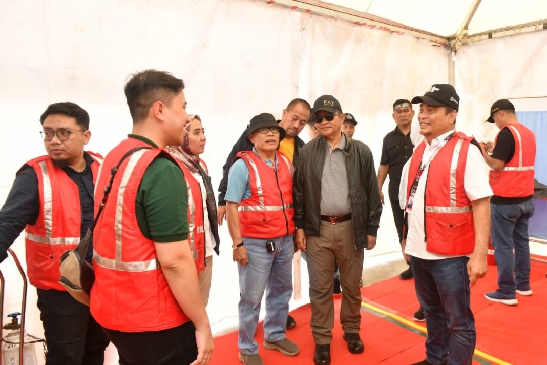 Kepala Dinas Kesehatan Sumut dr Alwi Mujahit Hasibuan MKes foto bersama dengan tim trauma center di venue Aquabike, Balige, Toba, Sabtu (25/11/2023).