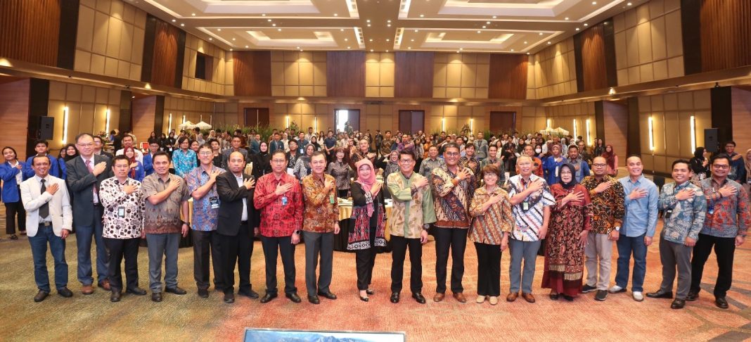 Jajaran pimpinan Pertamina, Pertamina Foundation, Universitas Pertamina, pembicara konferensi dan para peserta konferensi RESILIENCE 2023. (Dok/Humas UPER)