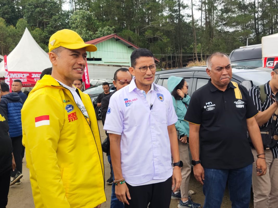 Menparekraf RI Sandiaga Salahuddin Uno didampingi Penasehat IMI Sumut Musa Rajekshah dan Ketua IMI Sumut Harun Mustofa Nasution meninjau Grand Final Kejuaraan Asia Pasifik Danau Toba di HIT Aek Nauli, Kecamatan Girsang Sipanganbolon, Kabupaten Simalungun, Minggu (26/11/2023).