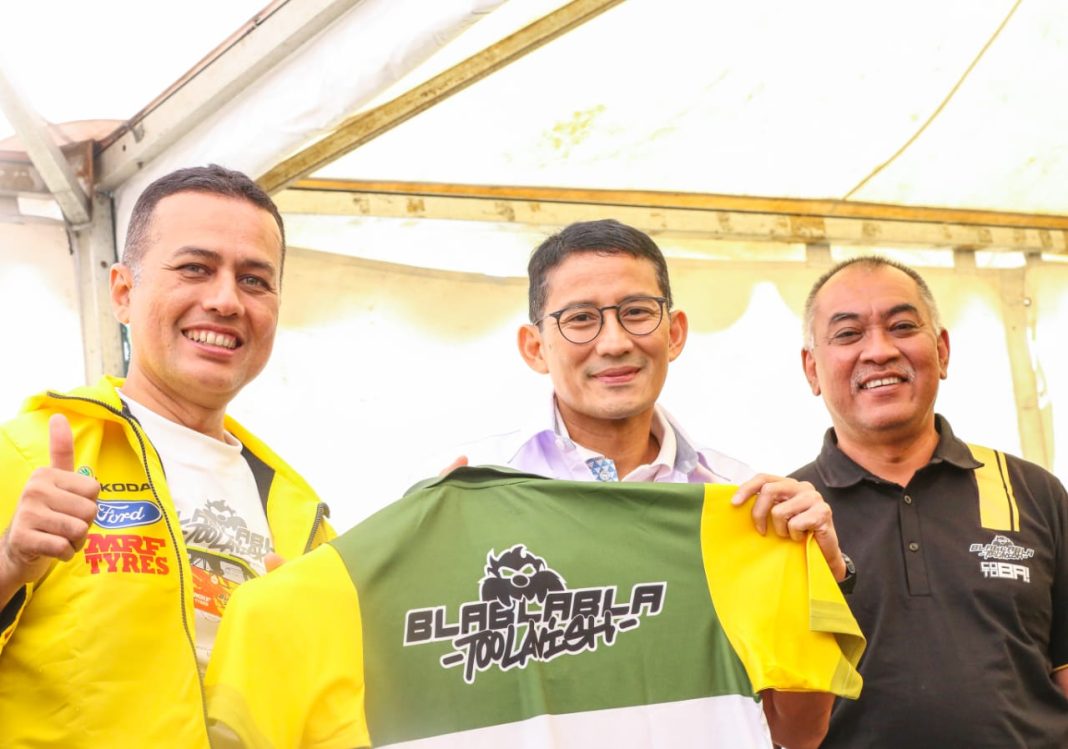 Menparekraf RI Sandiaga Uno foto bersama dengan pereli tuan rumah Musa Rajekshah saat berkunjung ke paddock di TPL Sektor Aek Nauli, Minggu (26/11/2023)