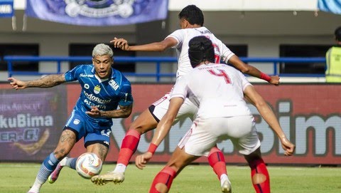 Striker Persib Bandung Ciro Alves cetak hattrick ke gawang Dewa United di Liga 1