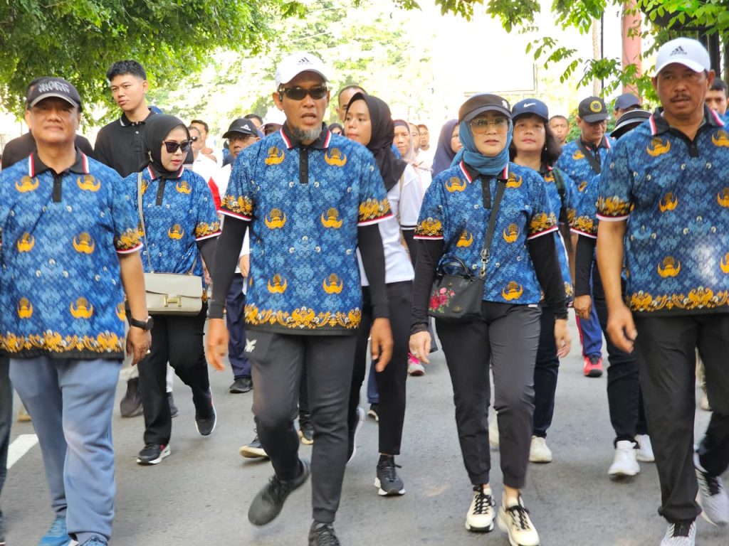 Jalan sehat memeringati HUT ke-52 Korpri, Minggu (26/11/2023). (Dok/Kominfo Jawa Tengah)