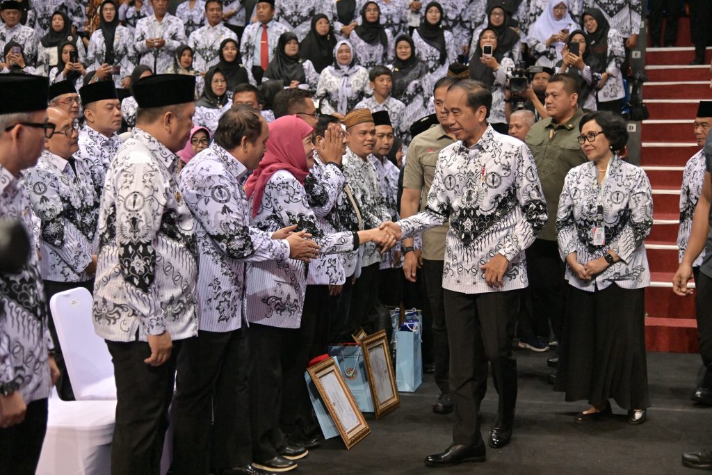 Presiden Jokowi menghadiri peringatan HUT ke-78 PGRI dan Hari Guru Nasional Tahun 2023 di Britama Arena, Kelapa Gading, Jakarta Utara, Sabtu (25/11/2023). (Dok/BPMI Setpres)