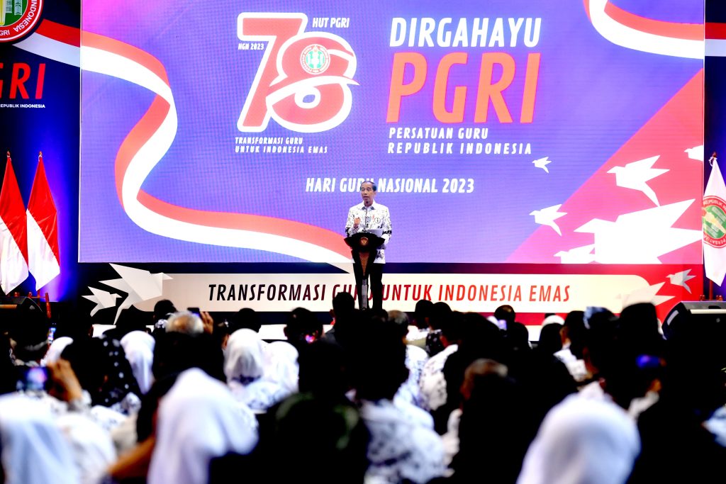 Presiden Jokowi menghadiri peringatan HUT ke-78 PGRI dan Hari Guru Nasional Tahun 2023 di Britama Arena, Kelapa Gading, Jakarta Utara, Sabtu (25/11/2023). (Dok/BPMI Setpres)