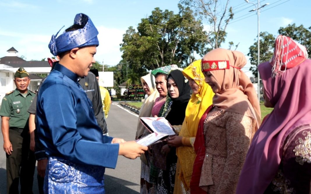 Wakil Bupati Sergai H Adlin Tambunan menyerahkan sertifikat kepada guru penggerak pada peringatan Hari Guru Nasional, Senin (27/11/2023). (Dok/Kominfo Sergai)