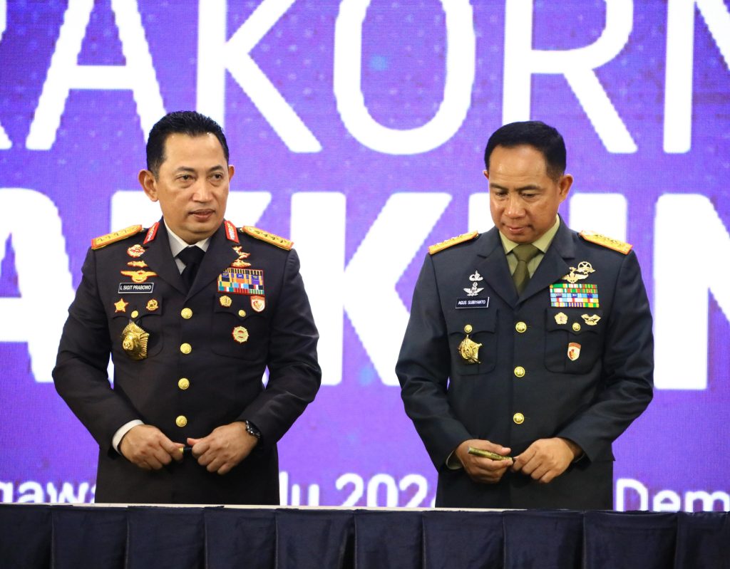 Kapolri Jenderal Pol Listyo Sigit Prabowo dan Panglima TNI Jenderal Agus Subiyanto menandatangani Deklarasi Komitmen Netralitas TNI-Polri Dalam Penyelengaraan Pemilu 2024 dalam acara Rakornas Sentra Gakkumdu yang dihelat Bawaslu, TNI-Polri, dan Kejaksaan di Hotel Grand Sahid, Sudirman, Jakarta Pusat, Senin (27/11/2023). (Dok/Humas Polri)